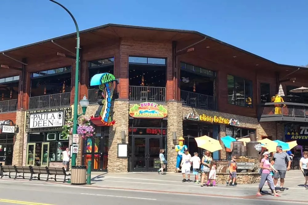 Top 5 Popular Places to Eat in Gatlinburg on the Strip