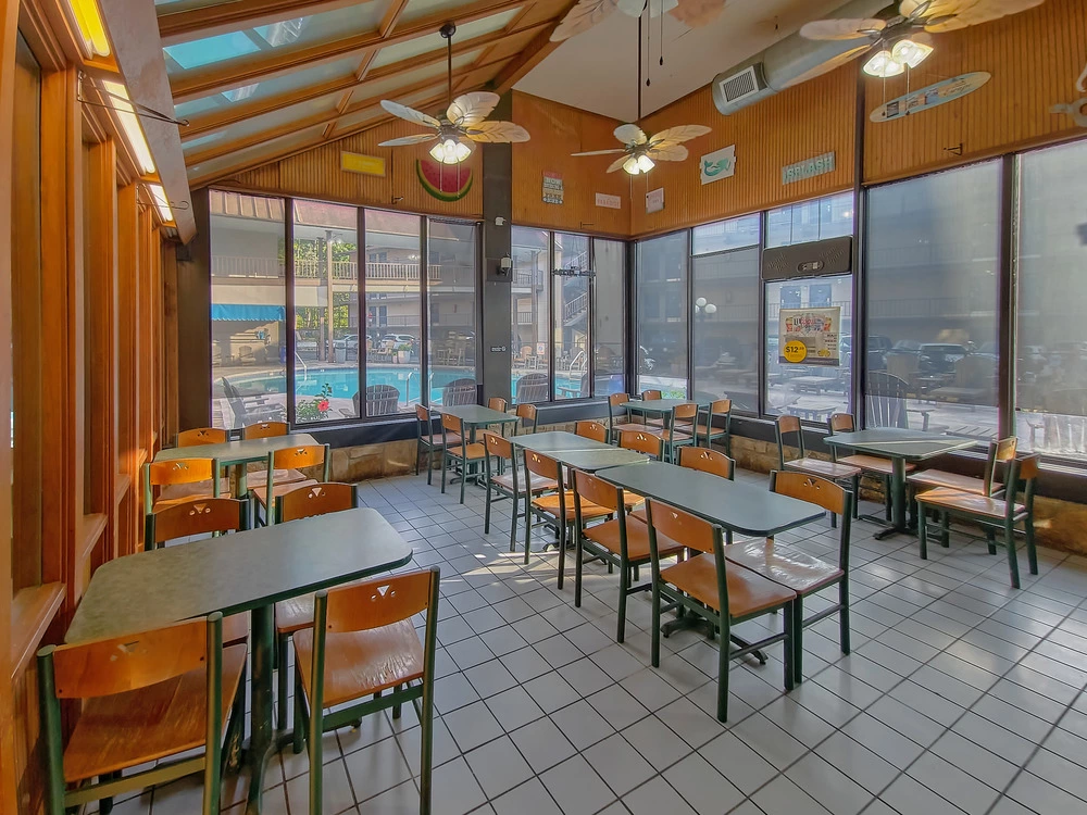3 Reasons Why You’ll Love Staying At Our Downtown Gatlinburg Hotel With a Poolside Cafe