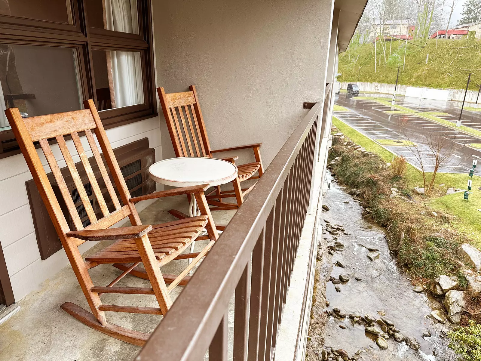 King Creekside with Balcony (Seasonal Fireplace)