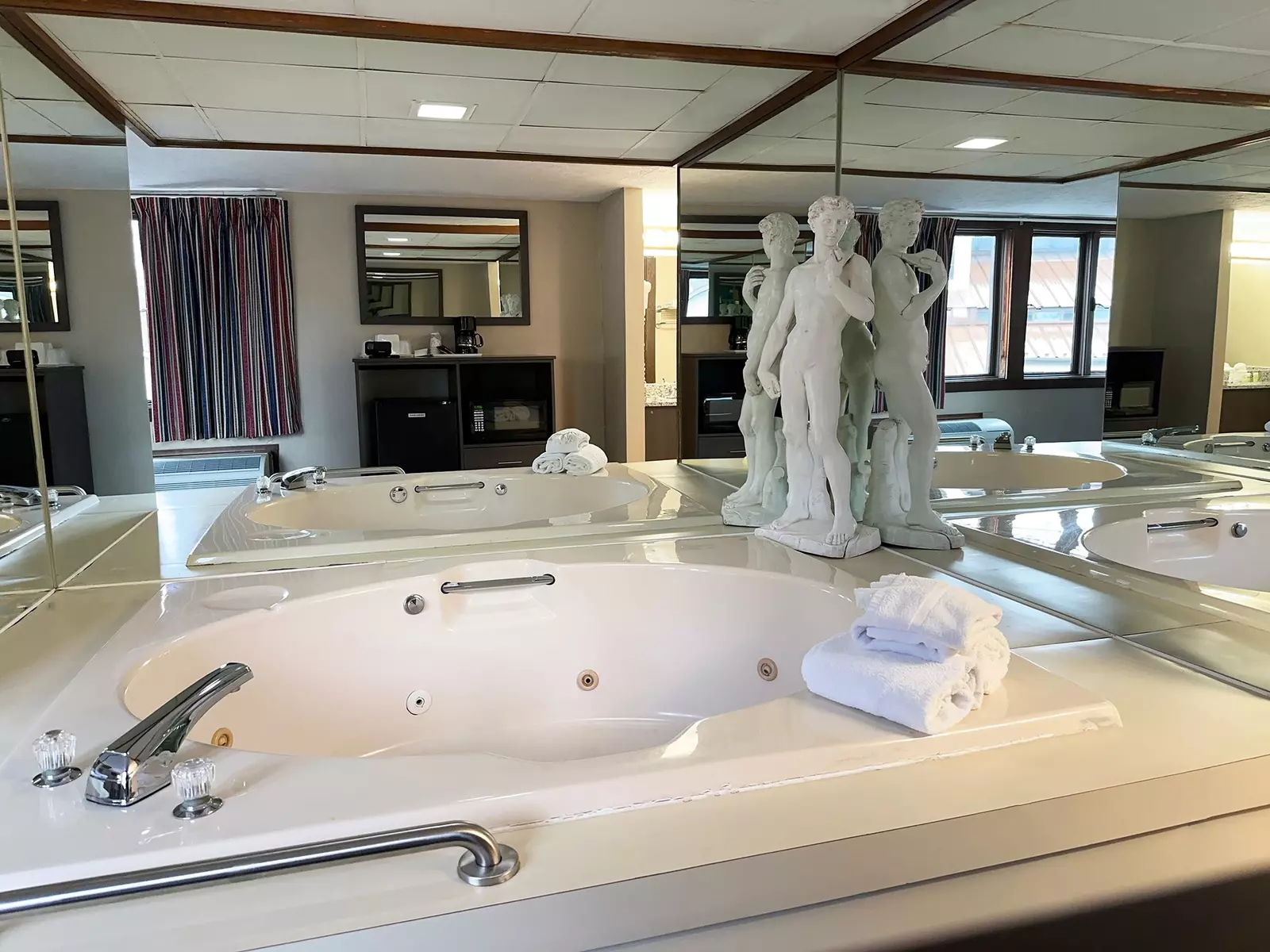 Economy Jacuzzi Suite (No Fireplace) Rooms