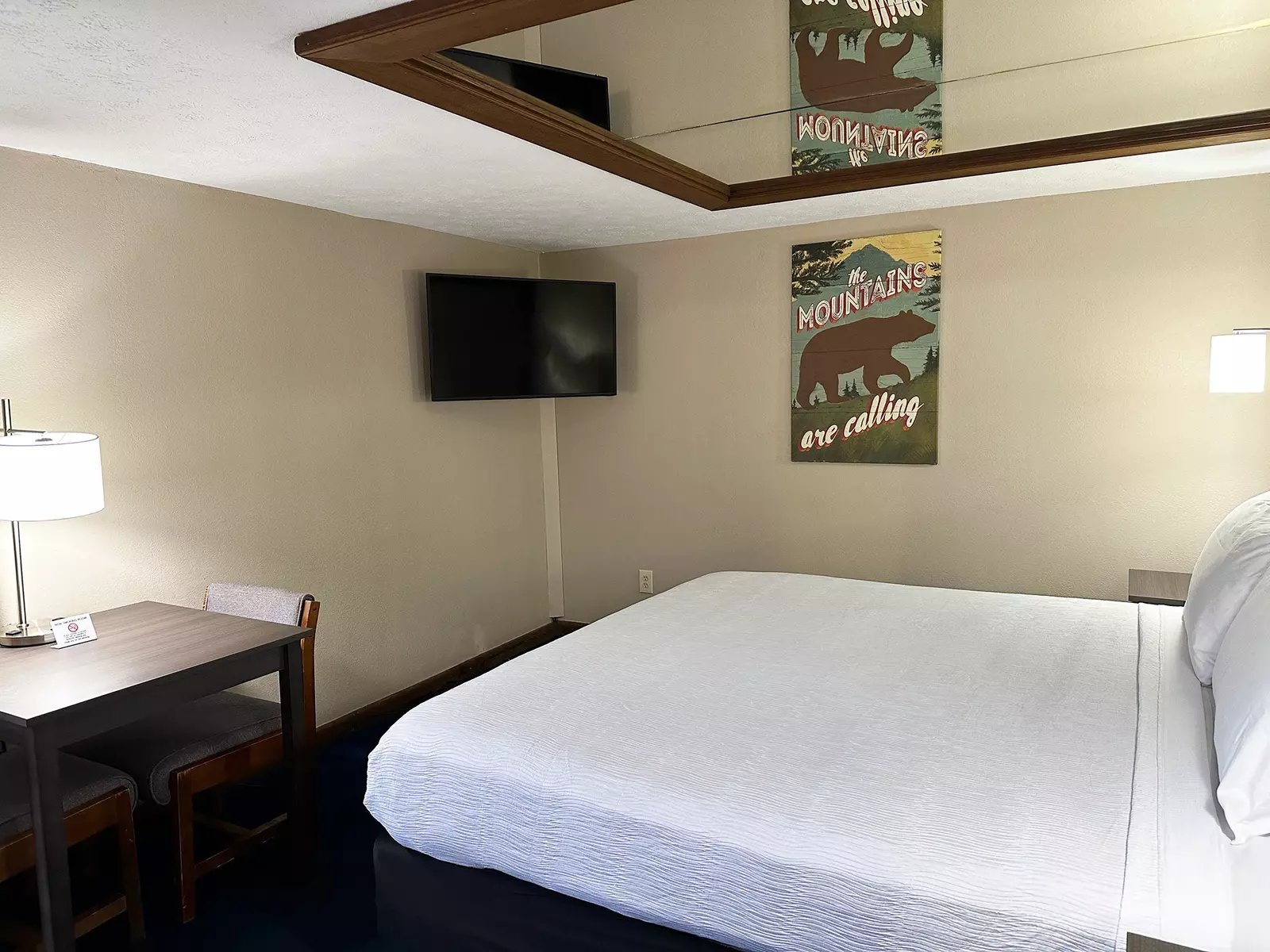 Economy Jacuzzi Suite (No Fireplace) Rooms