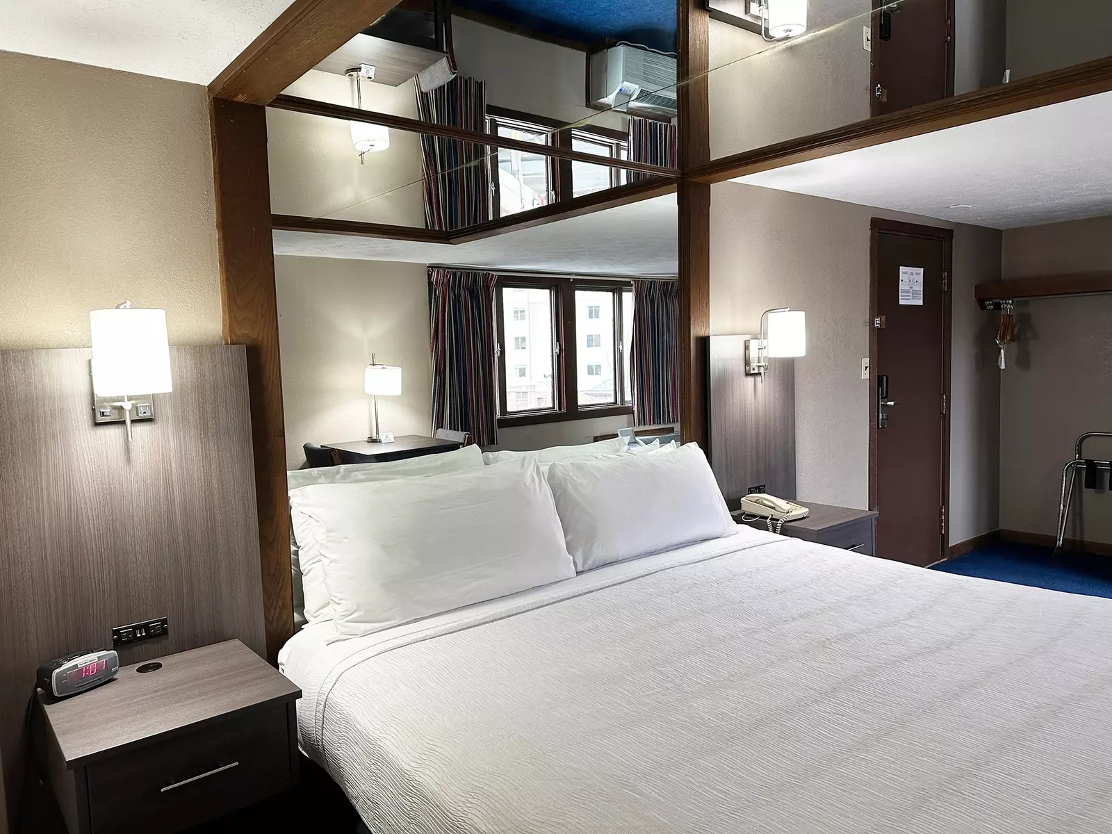 Economy Jacuzzi Suite (No Fireplace) Rooms