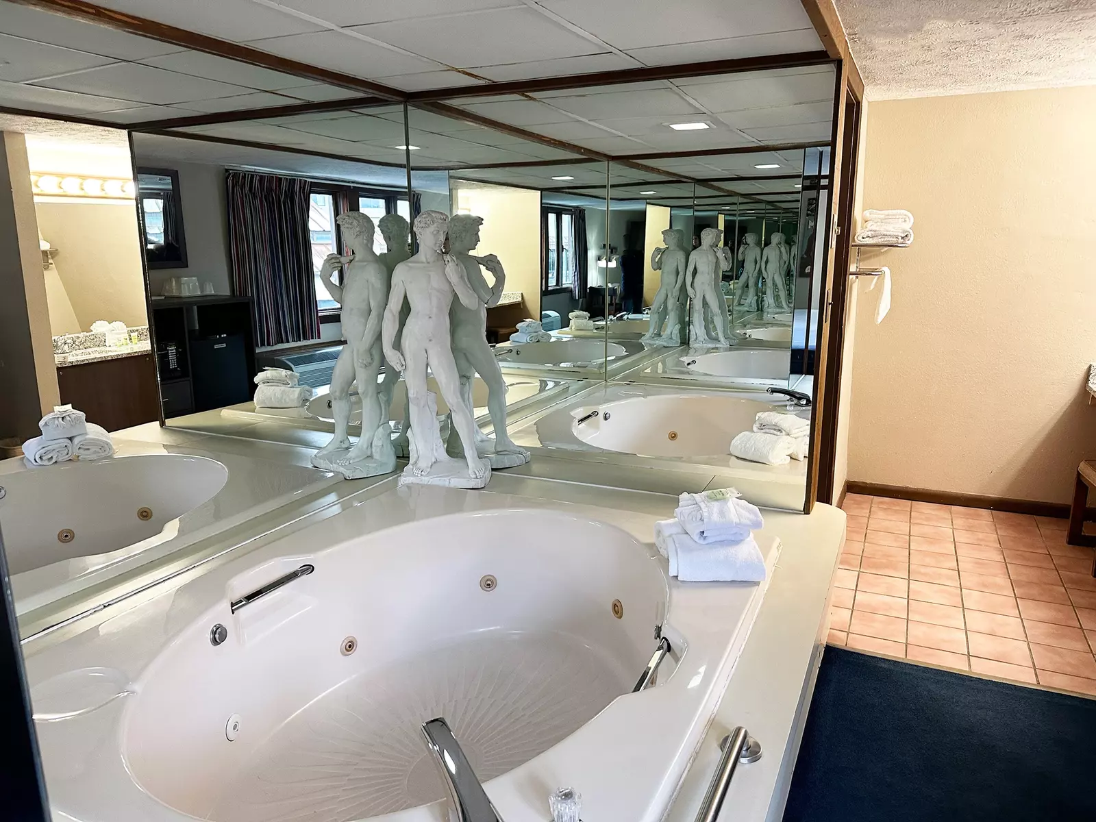 Economy Jacuzzi Suite (No Fireplace) Rooms
