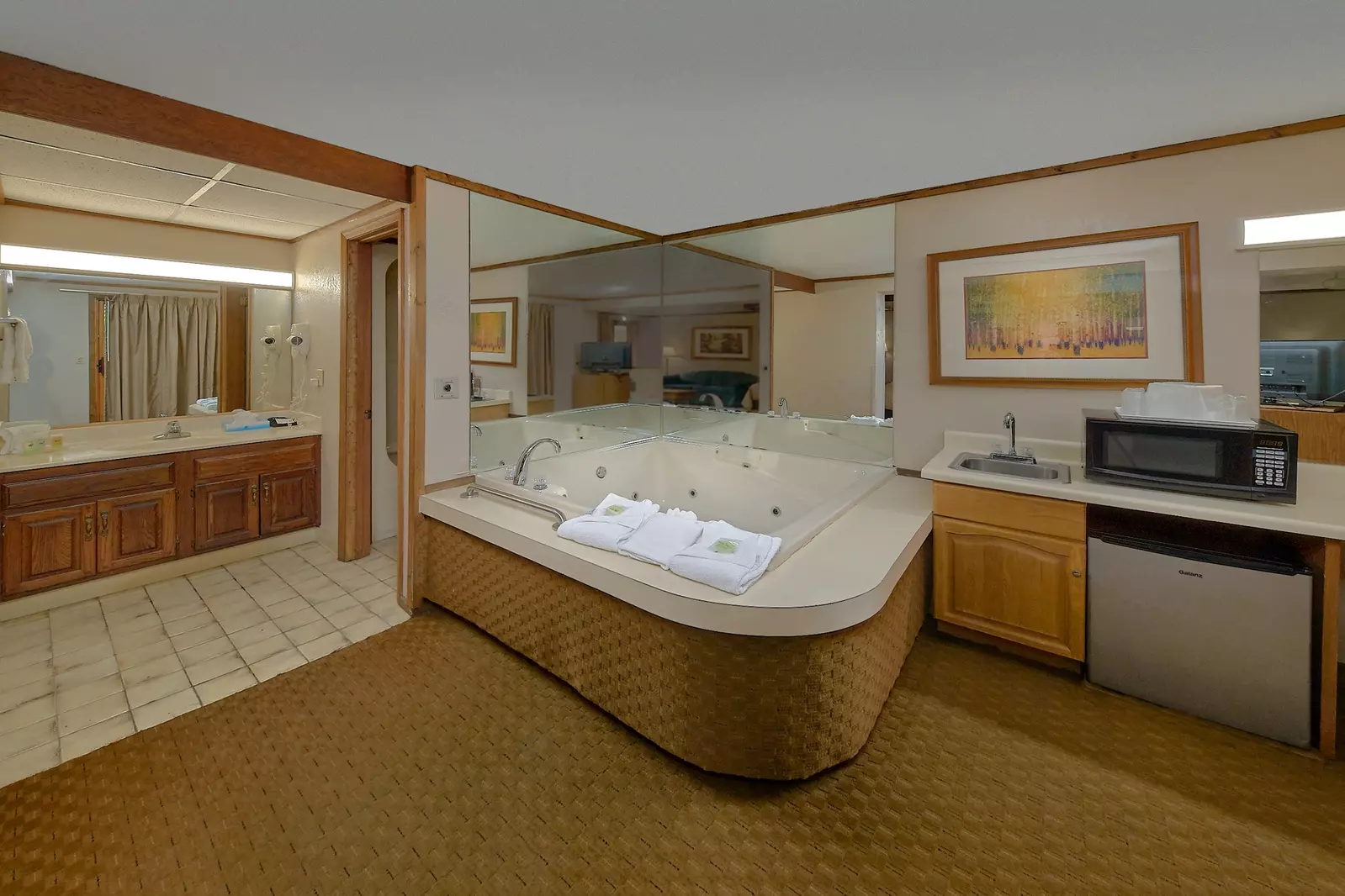 King Bed With Jacuzzi Creekside With Balcony Rooms
