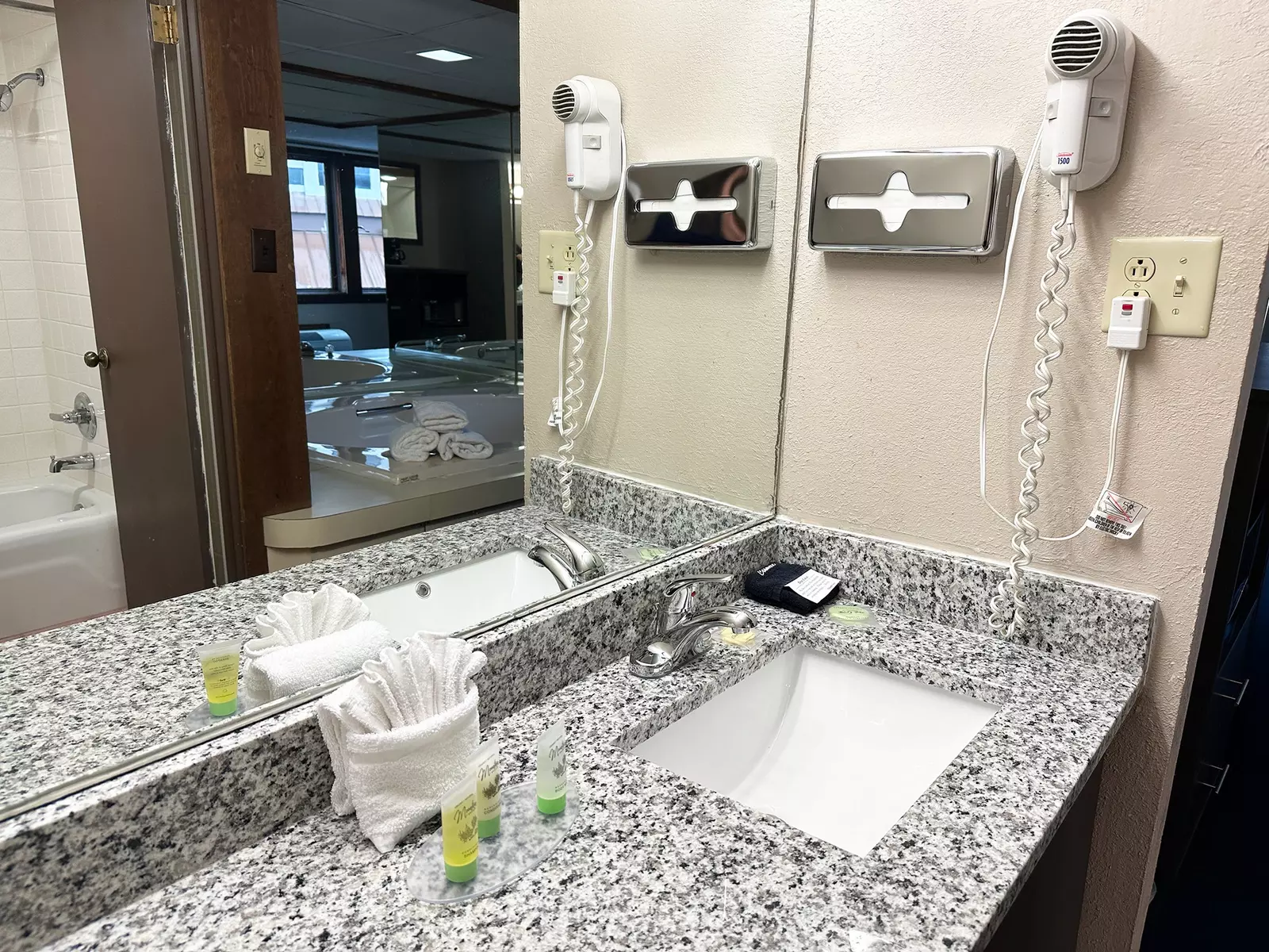 Economy Jacuzzi Suite (No Fireplace) Rooms