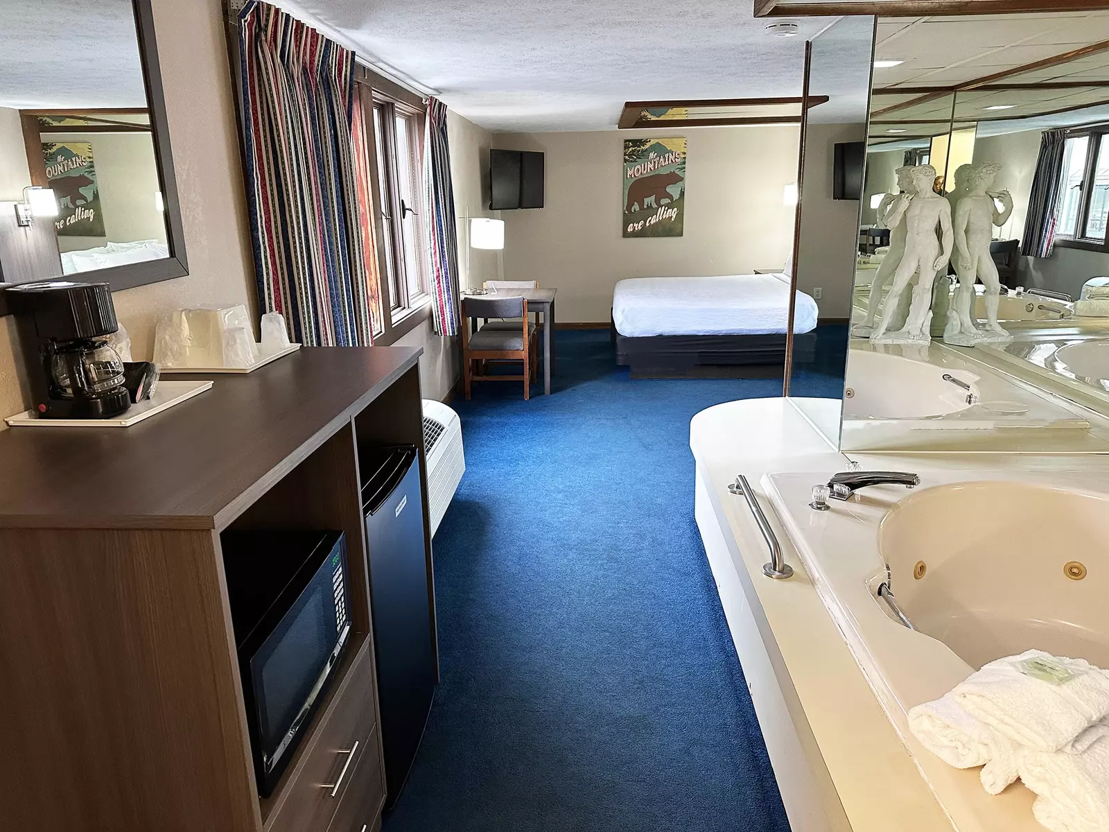 Economy Jacuzzi Suite (No Fireplace) Rooms