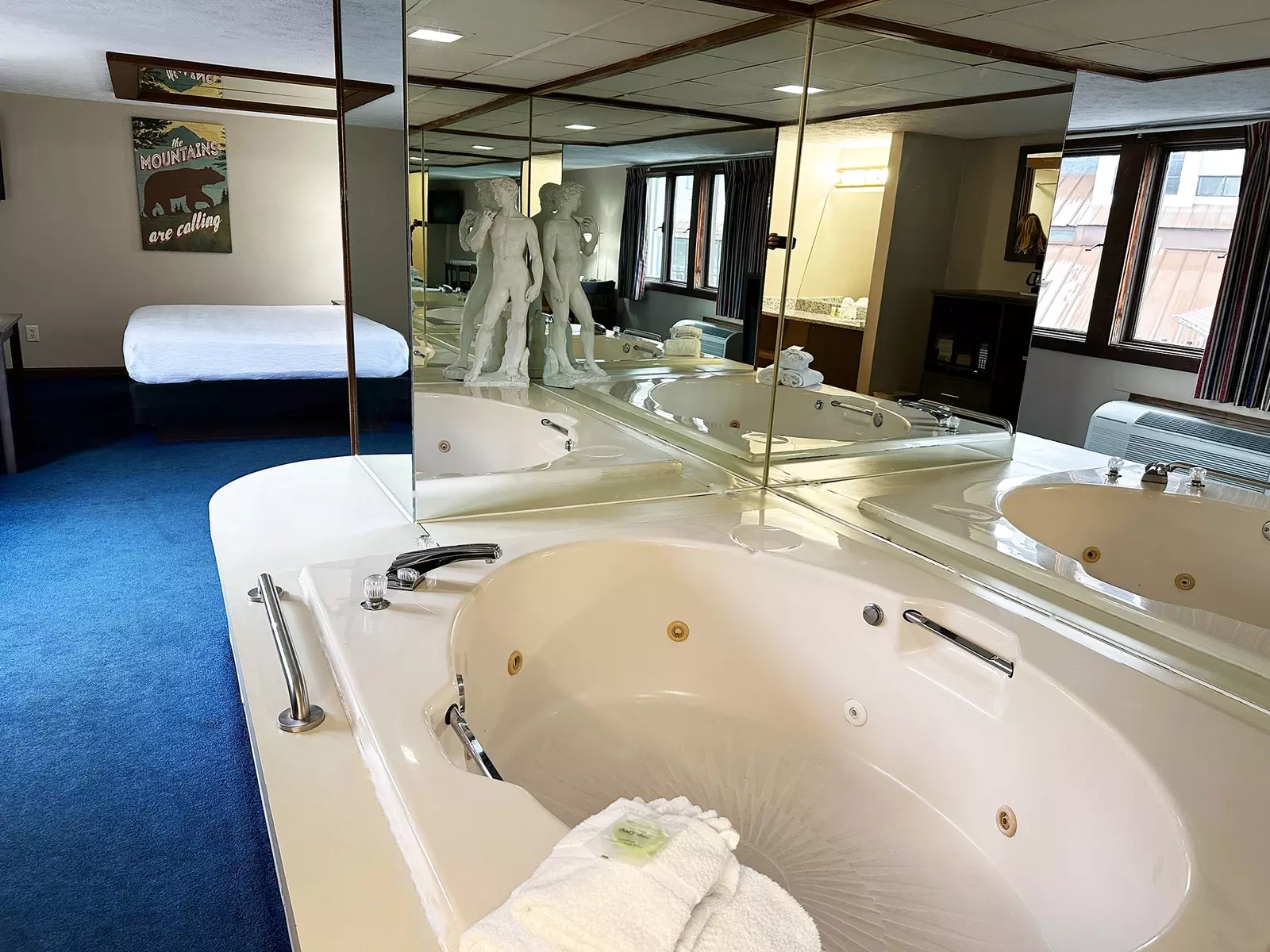 Economy Jacuzzi Suite (No Fireplace) Rooms
