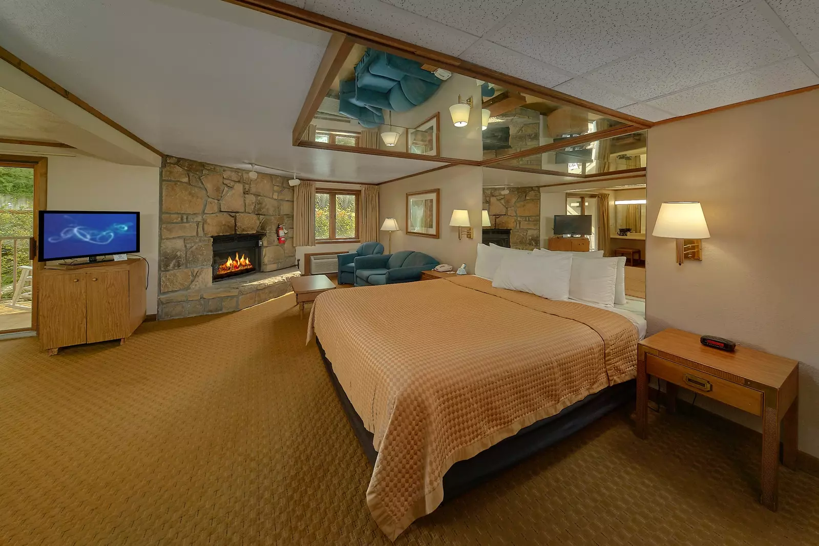 King Bed With Jacuzzi Creekside With Balcony Rooms